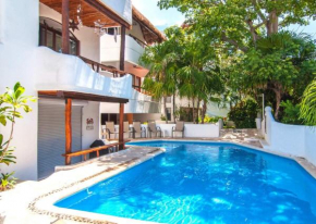 Charming, Gated with Pool, Fast WiFi and Silent